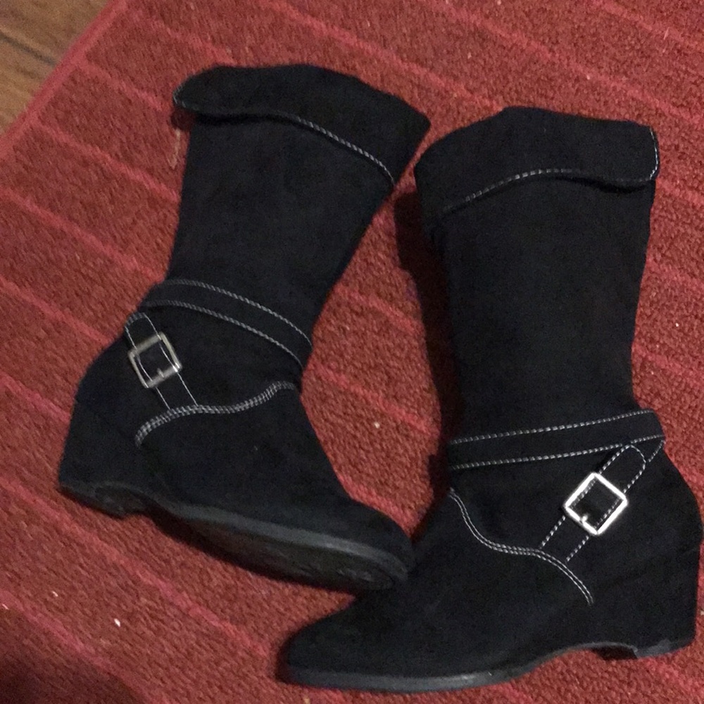 Black boots 😀.    Size 2 (girl’s)